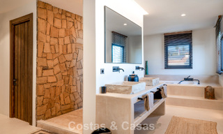 Villa lista para entrar a vivir, con un diseño ibicenco, en venta con vistas al mar en la Nueva Milla de Oro, entre Marbella y Estepona 787771 