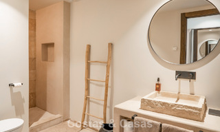 Villa lista para entrar a vivir, con un diseño ibicenco, en venta con vistas al mar en la Nueva Milla de Oro, entre Marbella y Estepona 787775 