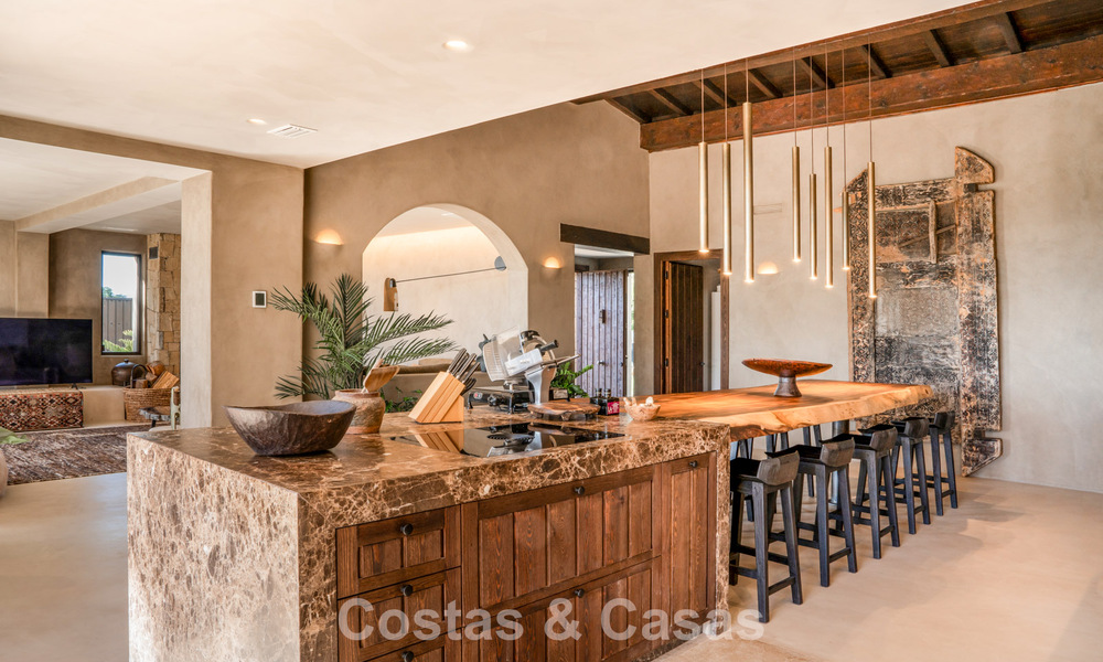 Villa lista para entrar a vivir, con un diseño ibicenco, en venta con vistas al mar en la Nueva Milla de Oro, entre Marbella y Estepona 787778