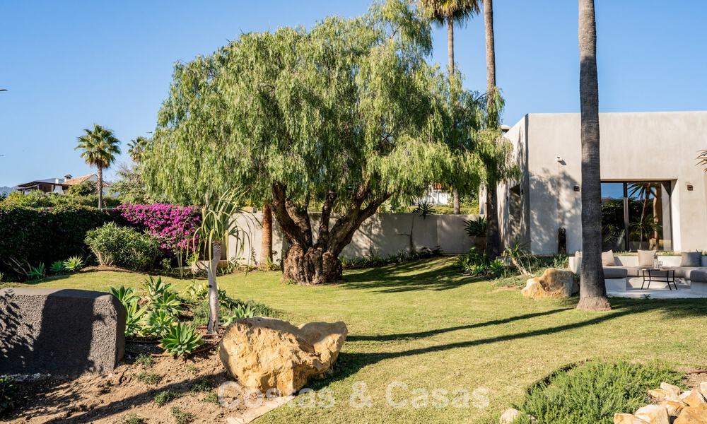 Villa lista para entrar a vivir, con un diseño ibicenco, en venta con vistas al mar en la Nueva Milla de Oro, entre Marbella y Estepona 787780