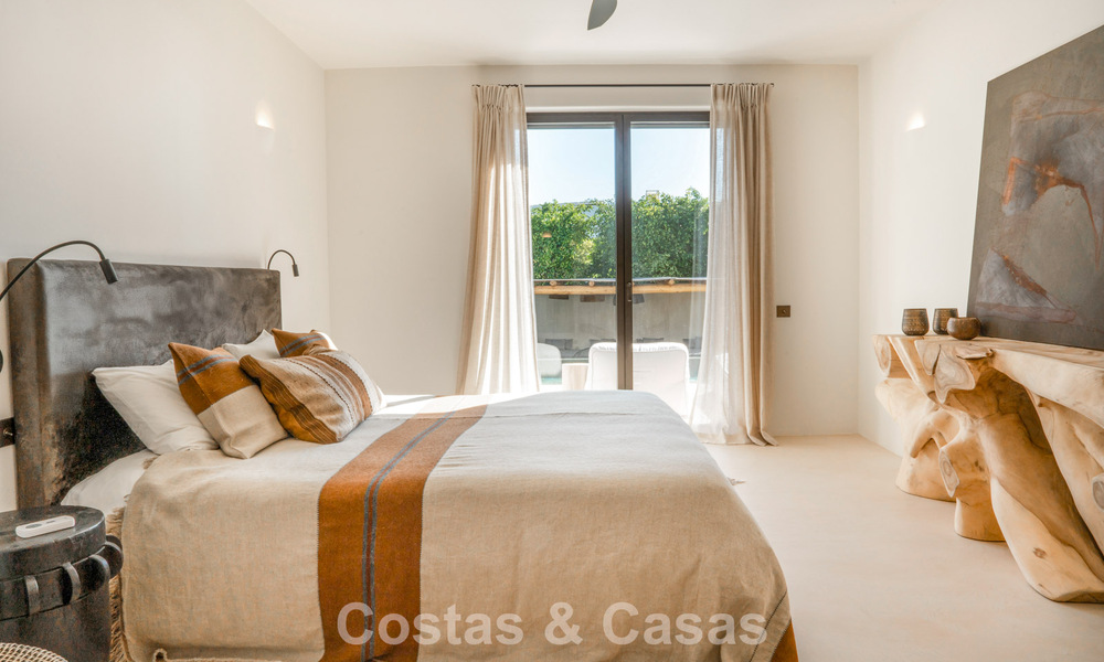 Villa lista para entrar a vivir, con un diseño ibicenco, en venta con vistas al mar en la Nueva Milla de Oro, entre Marbella y Estepona 787784