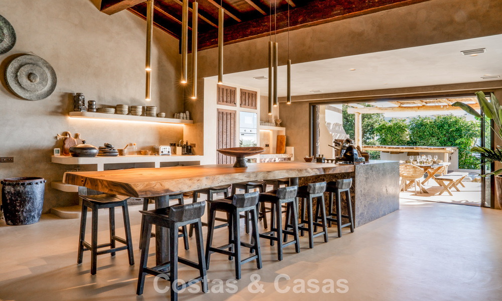 Villa lista para entrar a vivir, con un diseño ibicenco, en venta con vistas al mar en la Nueva Milla de Oro, entre Marbella y Estepona 787785