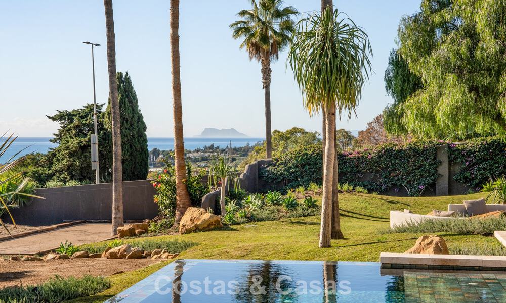 Villa lista para entrar a vivir, con un diseño ibicenco, en venta con vistas al mar en la Nueva Milla de Oro, entre Marbella y Estepona 787792