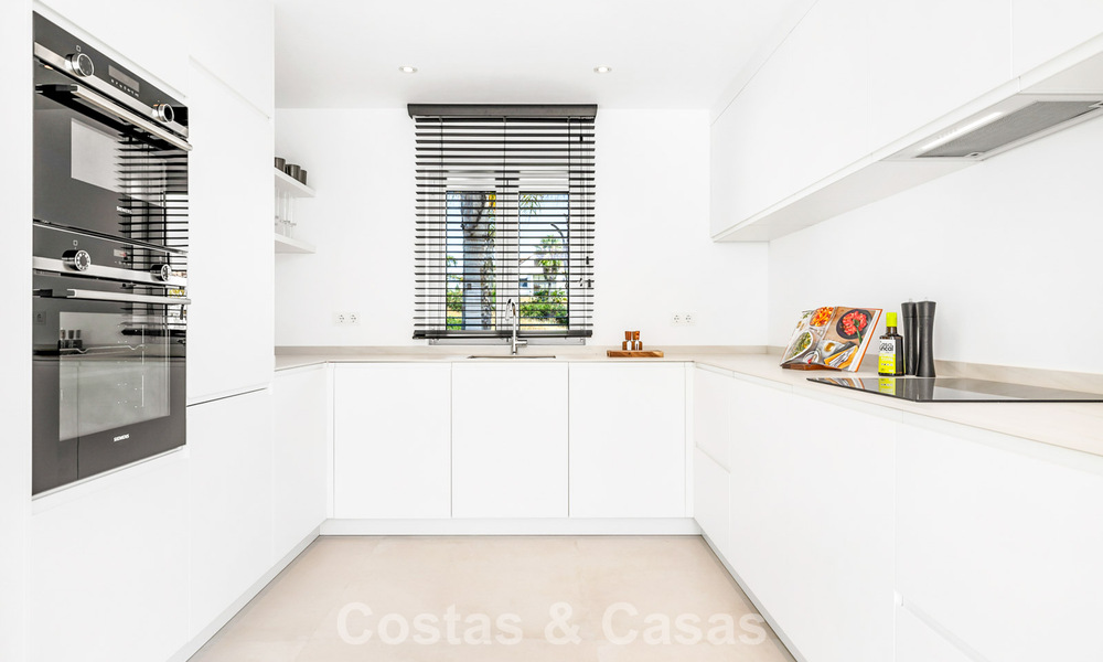 2 villas de lujo contemporáneas en venta, situadas una al lado de la otra a solo 400 m de la playa en Casares, Costa del Sol 788080