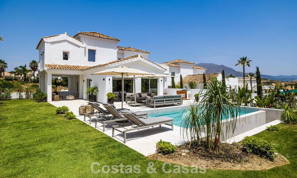 2 villas de lujo contemporáneas en venta, situadas una al lado de la otra a solo 400 m de la playa en Casares, Costa del Sol 788103