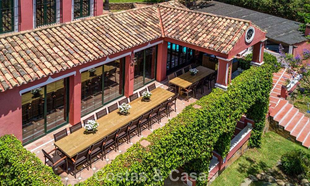 Majestuosa villa de lujo en venta, de estilo andaluz clásico, en una prestigiosa urbanización privada en Benahavís, Marbella 787971