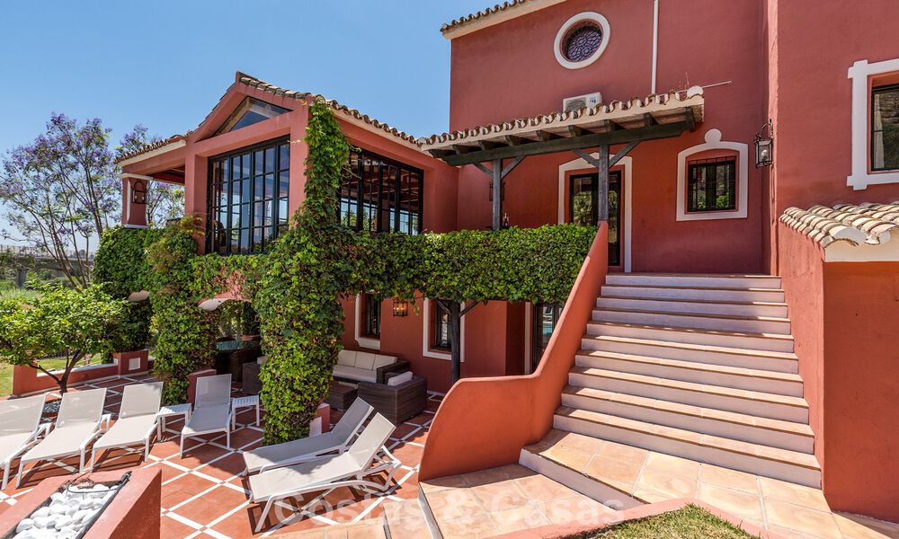 Majestuosa villa de lujo en venta, de estilo andaluz clásico, en una prestigiosa urbanización privada en Benahavís, Marbella 787973
