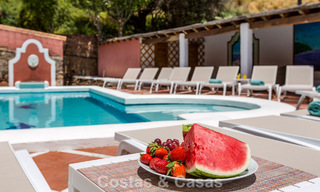 Majestuosa villa de lujo en venta, de estilo andaluz clásico, en una prestigiosa urbanización privada en Benahavís, Marbella 787974 