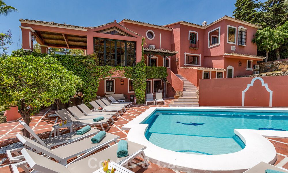 Majestuosa villa de lujo en venta, de estilo andaluz clásico, en una prestigiosa urbanización privada en Benahavís, Marbella 787976