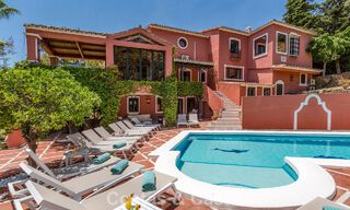 Majestuosa villa de lujo en venta, de estilo andaluz clásico, en una prestigiosa urbanización privada en Benahavís, Marbella 787976 