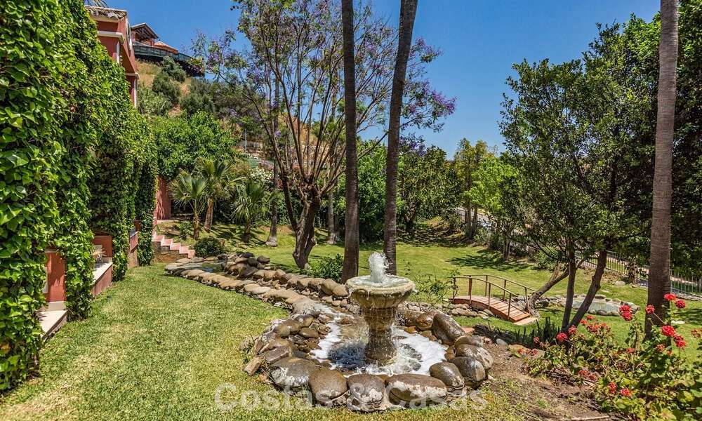 Majestuosa villa de lujo en venta, de estilo andaluz clásico, en una prestigiosa urbanización privada en Benahavís, Marbella 787978