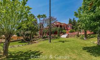 Majestuosa villa de lujo en venta, de estilo andaluz clásico, en una prestigiosa urbanización privada en Benahavís, Marbella 787979 