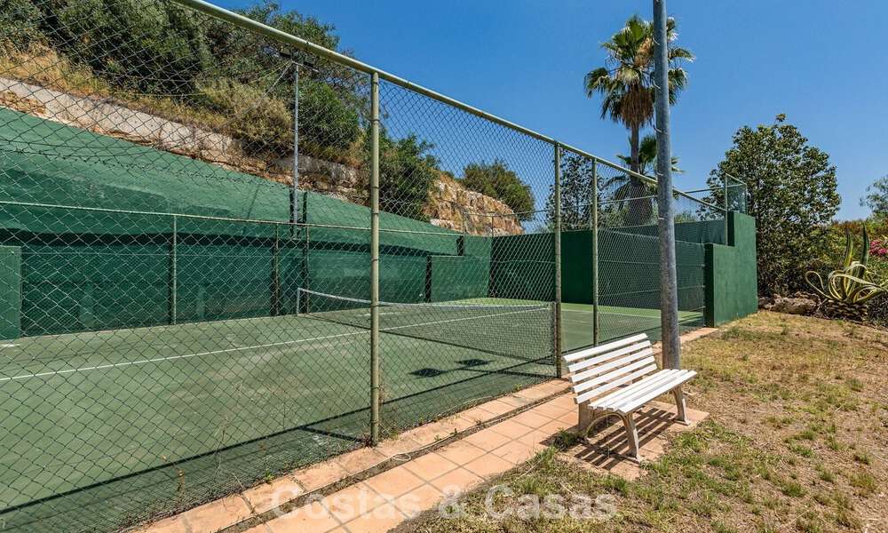 Majestuosa villa de lujo en venta, de estilo andaluz clásico, en una prestigiosa urbanización privada en Benahavís, Marbella 787980