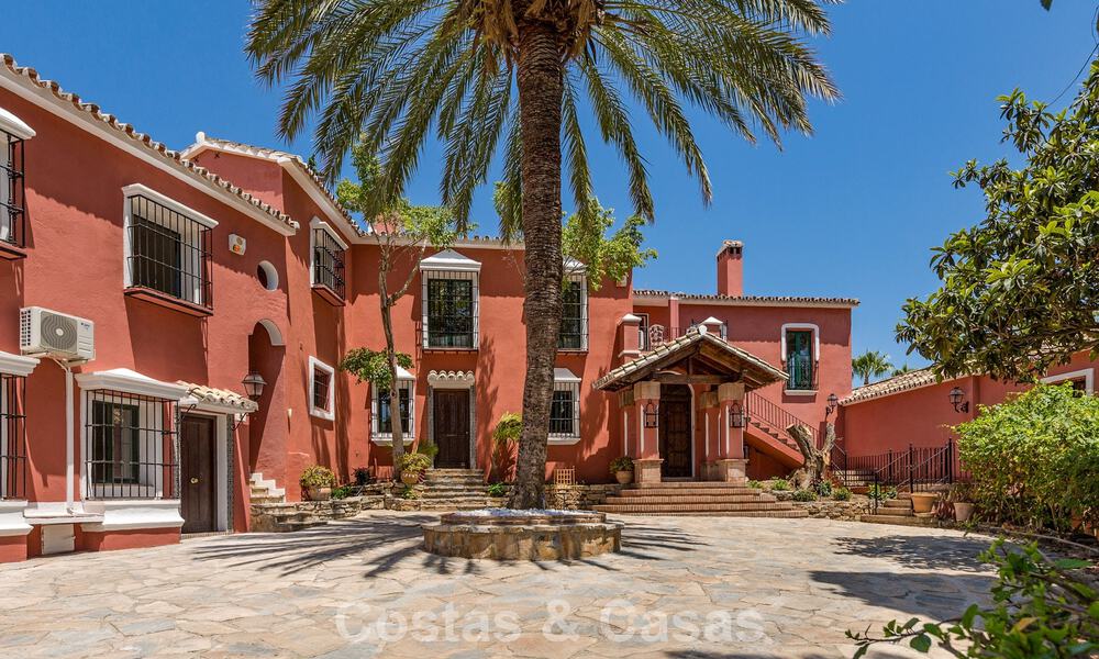 Majestuosa villa de lujo en venta, de estilo andaluz clásico, en una prestigiosa urbanización privada en Benahavís, Marbella 787981