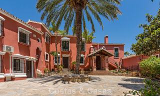 Majestuosa villa de lujo en venta, de estilo andaluz clásico, en una prestigiosa urbanización privada en Benahavís, Marbella 787981 