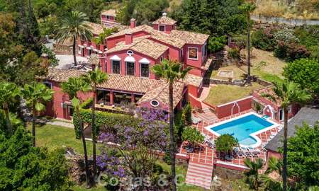 Majestuosa villa de lujo en venta, de estilo andaluz clásico, en una prestigiosa urbanización privada en Benahavís, Marbella 787984
