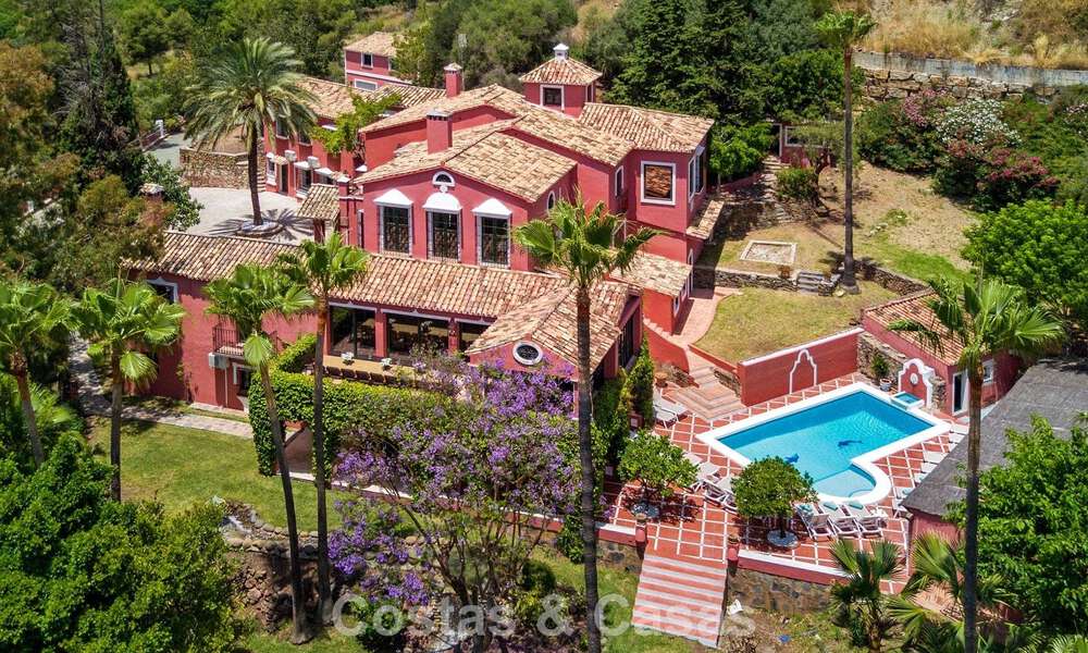 Majestuosa villa de lujo en venta, de estilo andaluz clásico, en una prestigiosa urbanización privada en Benahavís, Marbella 787984