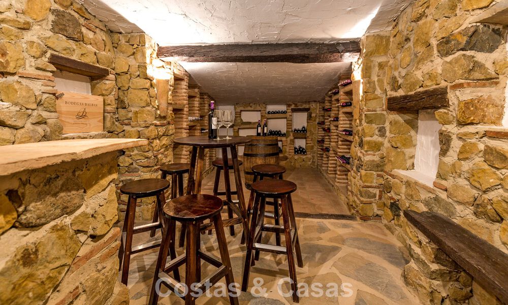 Majestuosa villa de lujo en venta, de estilo andaluz clásico, en una prestigiosa urbanización privada en Benahavís, Marbella 787985