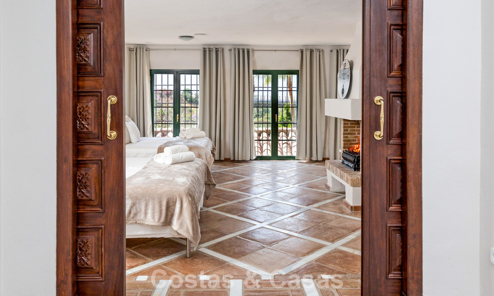 Majestuosa villa de lujo en venta, de estilo andaluz clásico, en una prestigiosa urbanización privada en Benahavís, Marbella 787990