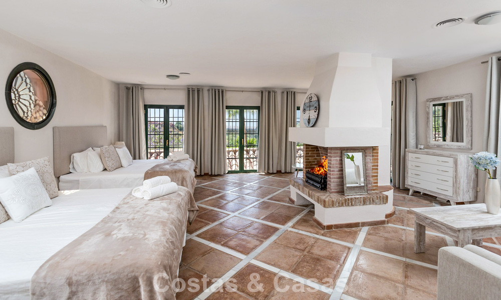 Majestuosa villa de lujo en venta, de estilo andaluz clásico, en una prestigiosa urbanización privada en Benahavís, Marbella 787991