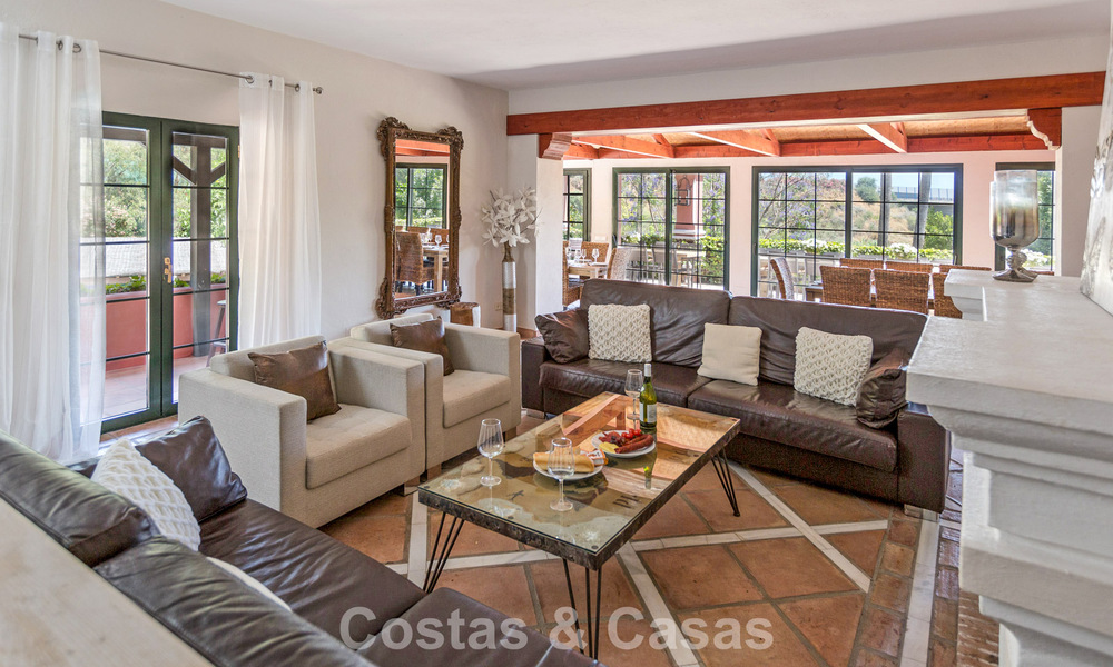 Majestuosa villa de lujo en venta, de estilo andaluz clásico, en una prestigiosa urbanización privada en Benahavís, Marbella 787993