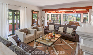 Majestuosa villa de lujo en venta, de estilo andaluz clásico, en una prestigiosa urbanización privada en Benahavís, Marbella 787993 