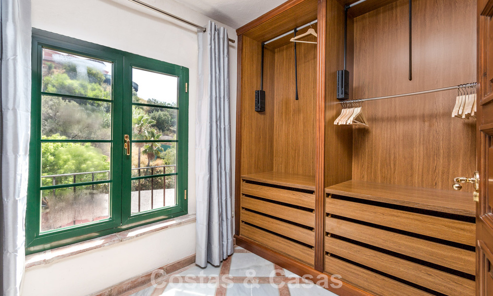 Majestuosa villa de lujo en venta, de estilo andaluz clásico, en una prestigiosa urbanización privada en Benahavís, Marbella 787994