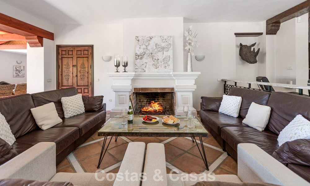 Majestuosa villa de lujo en venta, de estilo andaluz clásico, en una prestigiosa urbanización privada en Benahavís, Marbella 787995