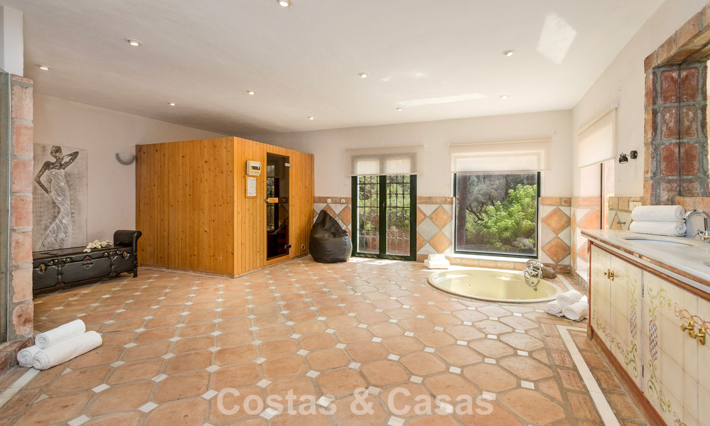 Majestuosa villa de lujo en venta, de estilo andaluz clásico, en una prestigiosa urbanización privada en Benahavís, Marbella 787996