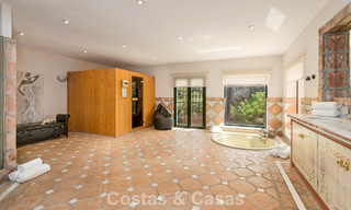 Majestuosa villa de lujo en venta, de estilo andaluz clásico, en una prestigiosa urbanización privada en Benahavís, Marbella 787996 