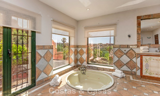 Majestuosa villa de lujo en venta, de estilo andaluz clásico, en una prestigiosa urbanización privada en Benahavís, Marbella 787997 