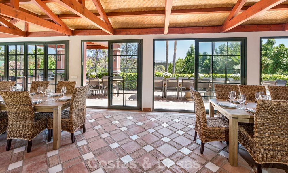 Majestuosa villa de lujo en venta, de estilo andaluz clásico, en una prestigiosa urbanización privada en Benahavís, Marbella 787998