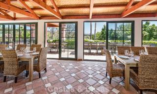 Majestuosa villa de lujo en venta, de estilo andaluz clásico, en una prestigiosa urbanización privada en Benahavís, Marbella 787998 