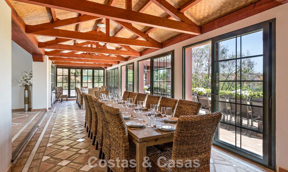 Majestuosa villa de lujo en venta, de estilo andaluz clásico, en una prestigiosa urbanización privada en Benahavís, Marbella 787999