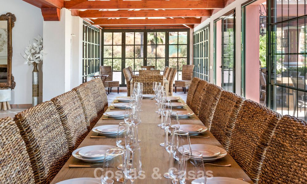 Majestuosa villa de lujo en venta, de estilo andaluz clásico, en una prestigiosa urbanización privada en Benahavís, Marbella 788000