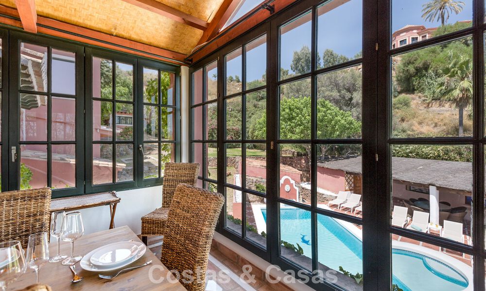 Majestuosa villa de lujo en venta, de estilo andaluz clásico, en una prestigiosa urbanización privada en Benahavís, Marbella 788001
