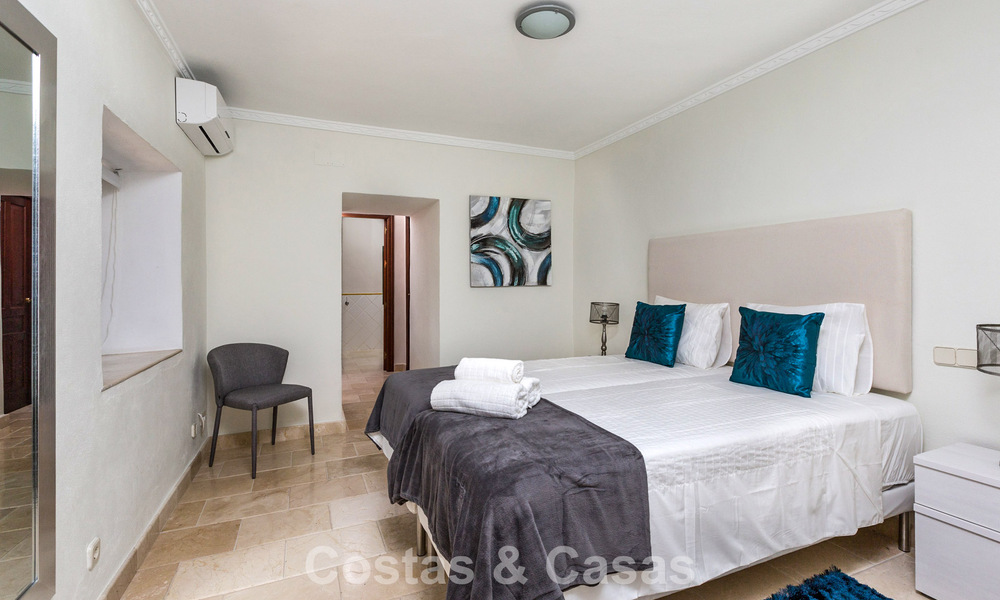 Majestuosa villa de lujo en venta, de estilo andaluz clásico, en una prestigiosa urbanización privada en Benahavís, Marbella 788002