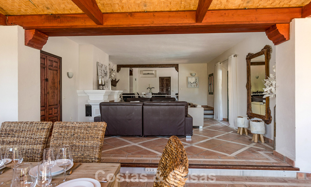 Majestuosa villa de lujo en venta, de estilo andaluz clásico, en una prestigiosa urbanización privada en Benahavís, Marbella 788003