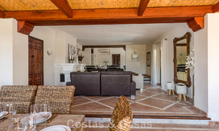 Majestuosa villa de lujo en venta, de estilo andaluz clásico, en una prestigiosa urbanización privada en Benahavís, Marbella 788003 