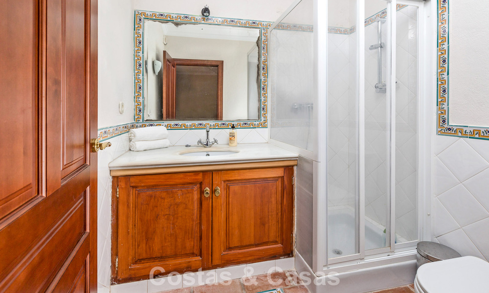 Majestuosa villa de lujo en venta, de estilo andaluz clásico, en una prestigiosa urbanización privada en Benahavís, Marbella 788008