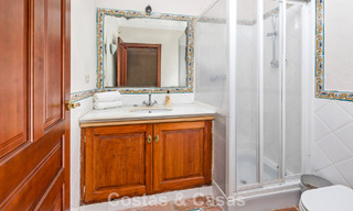 Majestuosa villa de lujo en venta, de estilo andaluz clásico, en una prestigiosa urbanización privada en Benahavís, Marbella 788008 