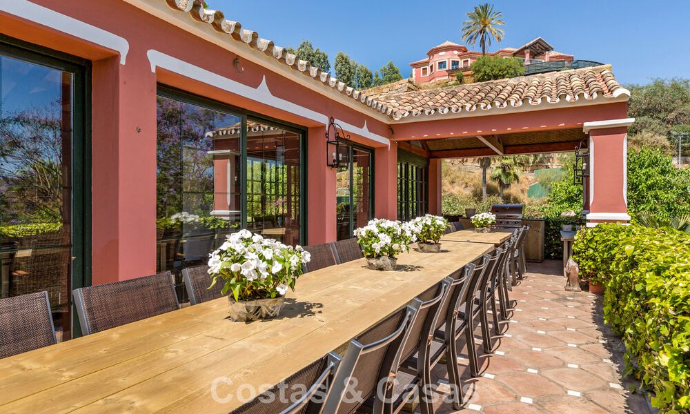 Majestuosa villa de lujo en venta, de estilo andaluz clásico, en una prestigiosa urbanización privada en Benahavís, Marbella 788010