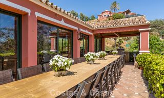 Majestuosa villa de lujo en venta, de estilo andaluz clásico, en una prestigiosa urbanización privada en Benahavís, Marbella 788010 