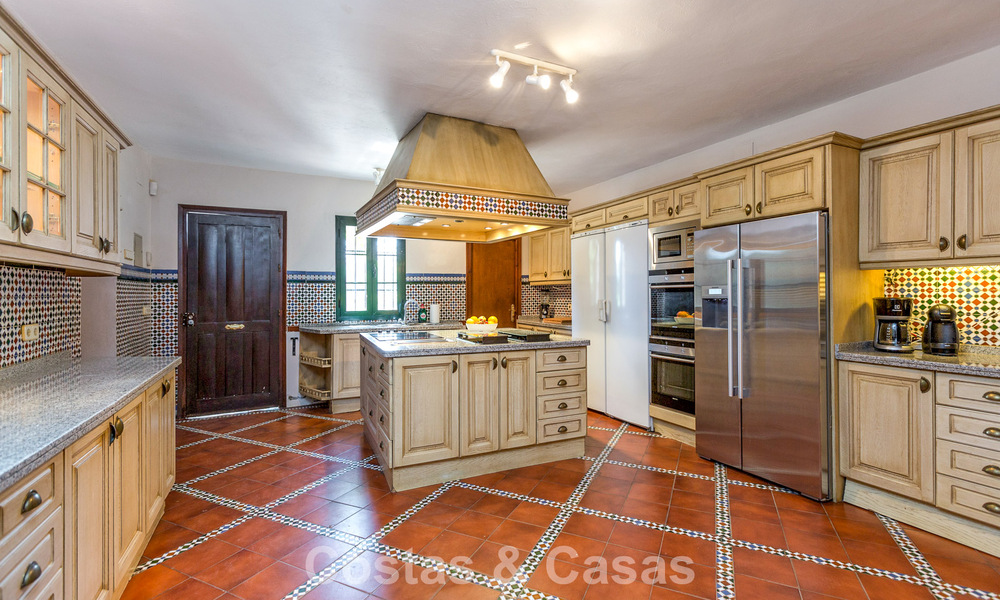 Majestuosa villa de lujo en venta, de estilo andaluz clásico, en una prestigiosa urbanización privada en Benahavís, Marbella 788013