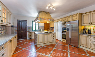 Majestuosa villa de lujo en venta, de estilo andaluz clásico, en una prestigiosa urbanización privada en Benahavís, Marbella 788013 