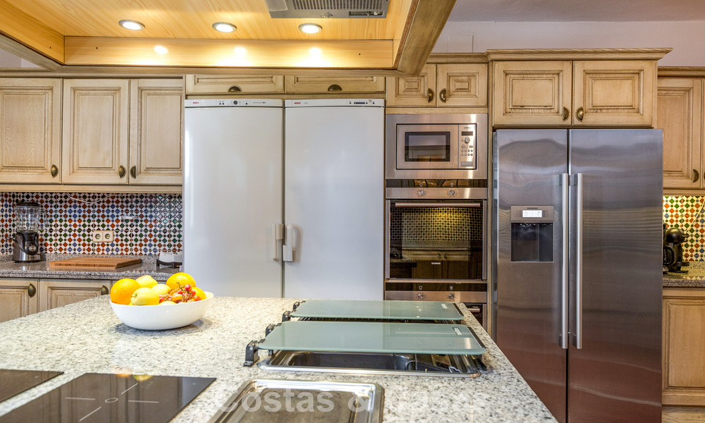 Majestuosa villa de lujo en venta, de estilo andaluz clásico, en una prestigiosa urbanización privada en Benahavís, Marbella 788014