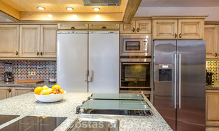 Majestuosa villa de lujo en venta, de estilo andaluz clásico, en una prestigiosa urbanización privada en Benahavís, Marbella 788014 