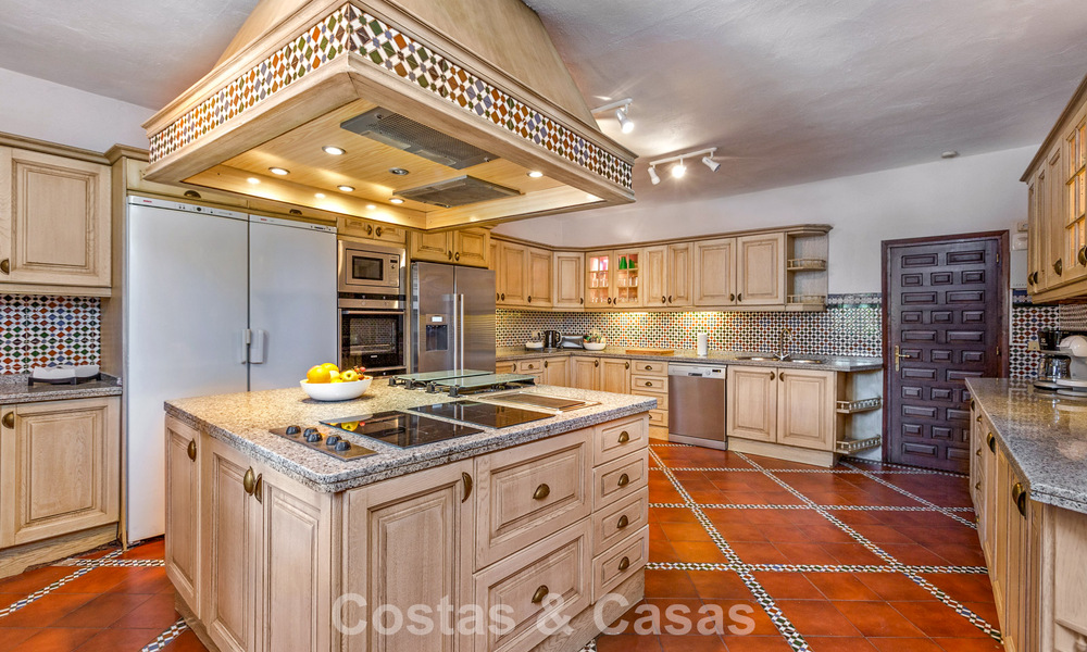 Majestuosa villa de lujo en venta, de estilo andaluz clásico, en una prestigiosa urbanización privada en Benahavís, Marbella 788015