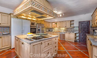 Majestuosa villa de lujo en venta, de estilo andaluz clásico, en una prestigiosa urbanización privada en Benahavís, Marbella 788015 