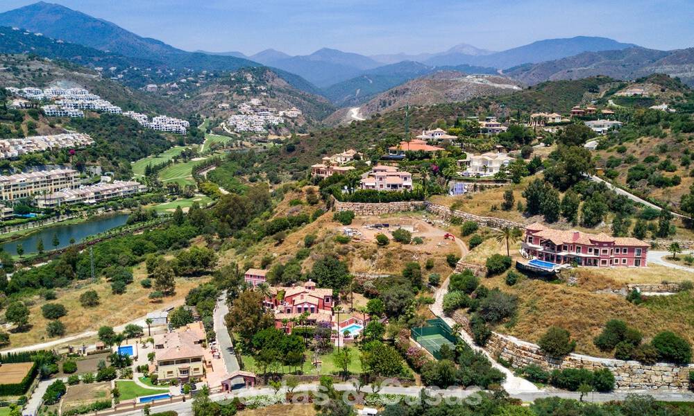 Majestuosa villa de lujo en venta, de estilo andaluz clásico, en una prestigiosa urbanización privada en Benahavís, Marbella 788016